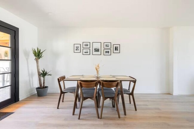 Building Photo - 8447 E Vernon Ave