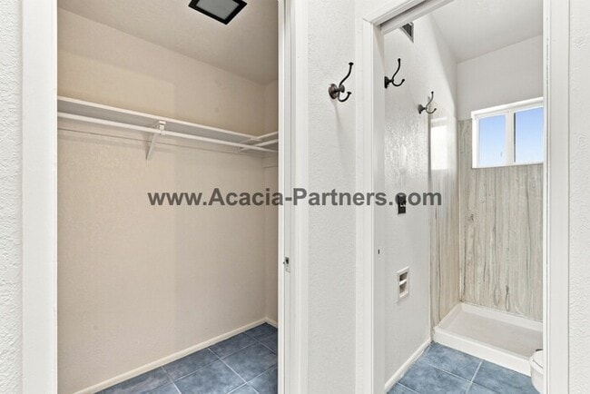 Building Photo - Spacious Three Bedroom/Three Bath Townhome
