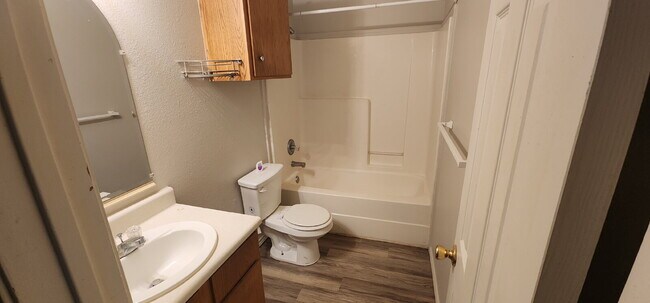Building Photo - Cute 2/1 with spacious living area.