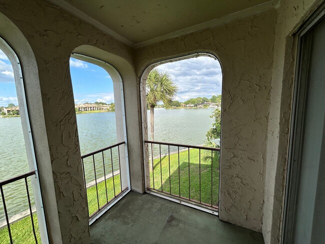 Building Photo - Available Mid April - Lovely 2/2 in in Alt...