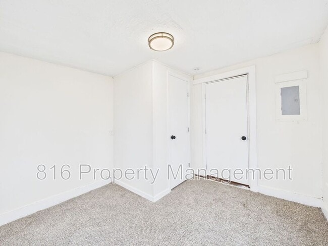 Building Photo - 413 Main St