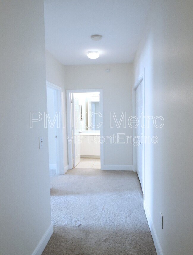 Building Photo - 11624 Tomahawk Creek Pkwy