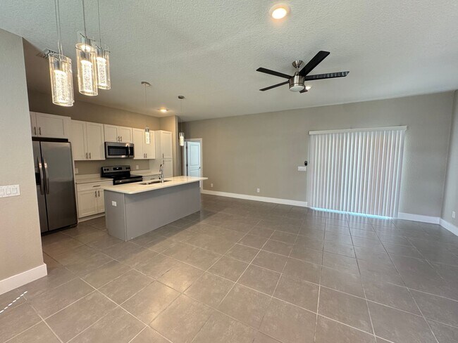 Building Photo - Spacious 4-Bedroom Home in Poinciana – Internet Included & No HOA Approval Required