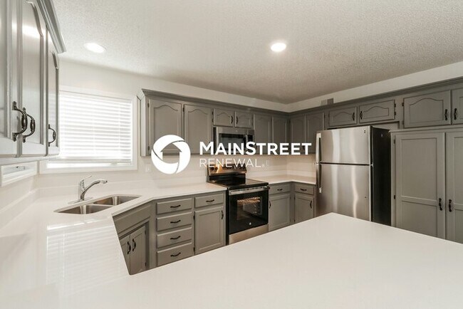 Building Photo - 3 Bedroom Pet-Friendly Home in LEES SUMMIT, MO with Main Street Renewal