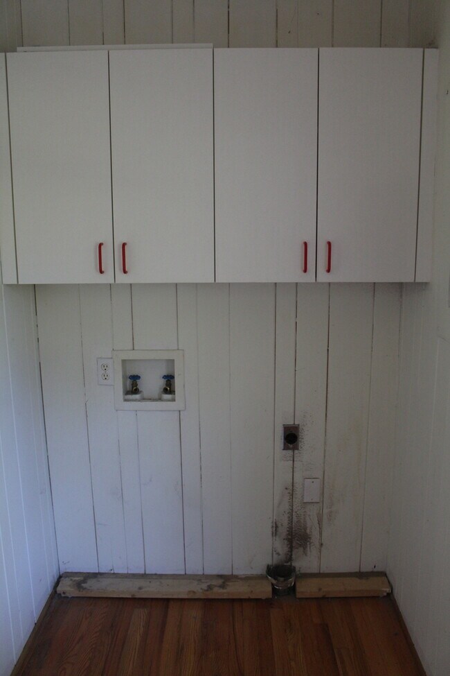 Building Photo - 3 Bed/2 Bath Home Right Next to Walker Golf Course!