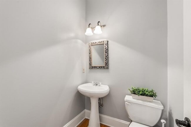 Building Photo - 331 Carpenter Dr NE