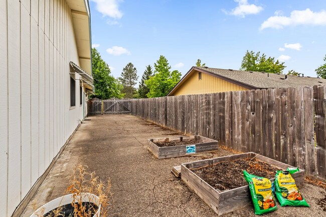 Building Photo - 4BD, 2.5BA Home located in the desirable C...