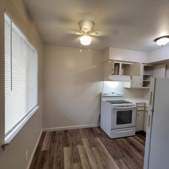 Building Photo - 1321 E San Bruno Ave
