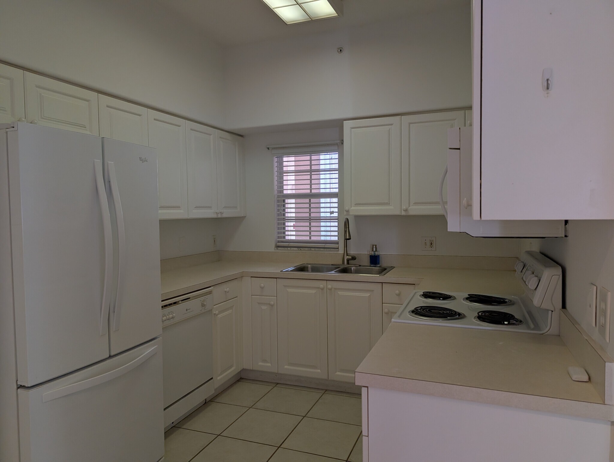 Building Photo - 4202 Central Sarasota Pky