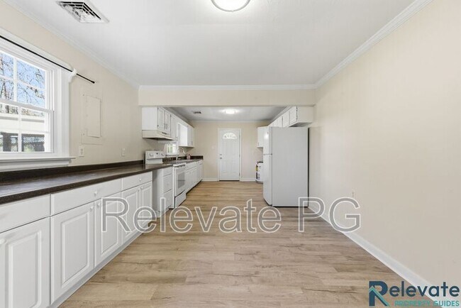 Building Photo - 6805 Lakeshore Dr