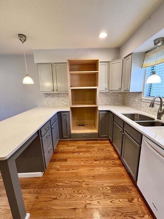 Building Photo - Spacious 3-Bedroom Condo in Prime Golden Location!! Available Now!!