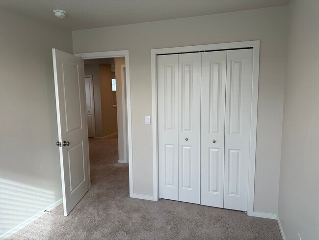 Building Photo - 4 bedroom 2.5 bathroom home!