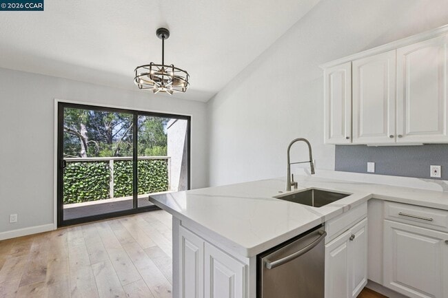 Building Photo - 1541 Moraga Way