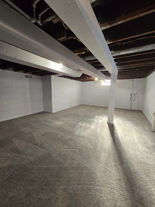 Building Photo - 1412 Lake Dr