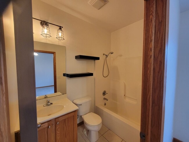 Building Photo - Beautiful 2BR/2BA Luxury Condo