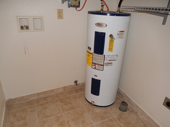 Building Photo - LOVELY 3/2 MIDTOWN House w/ Deck, Wood Flo...