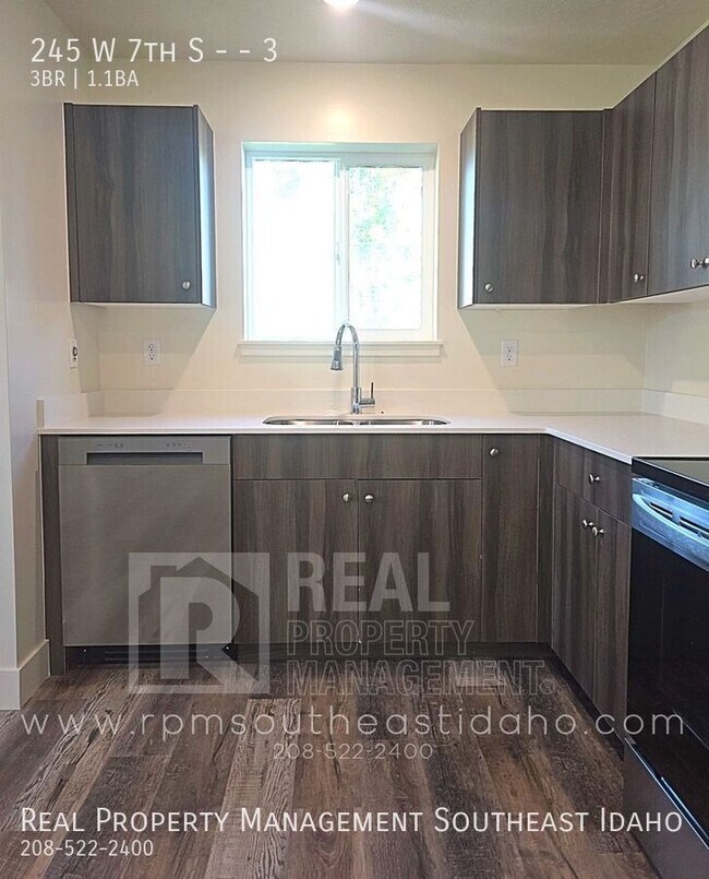 Building Photo - 245 W 7th S