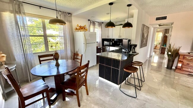 Building Photo - 361 Tilford Q