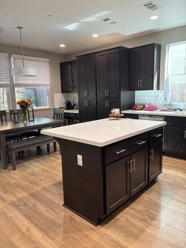 Building Photo - Newer 4 bedroom 2.5 bathrooms Available May 16th