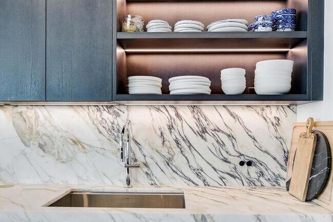 Building Photo - 610 Davis St