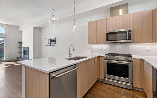 Building Photo - 2 Bedroom Townhome in the Heart of Rino!