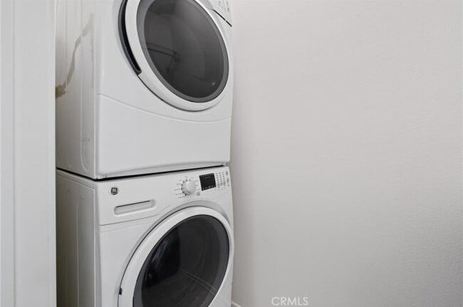 Building Photo - 747 Savi Dr