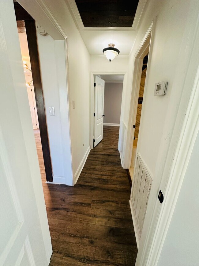 Building Photo - Urban setting w/ incredible fenced in back yard. 3 bed/2bath + detached office building