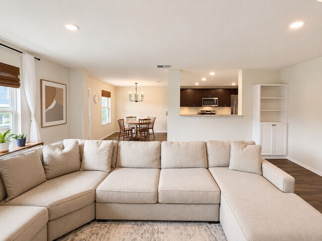 Building Photo - Beautiful 3 Bedroom Home in Winding Brook with Community Pool & Playground!  Conveniently located...