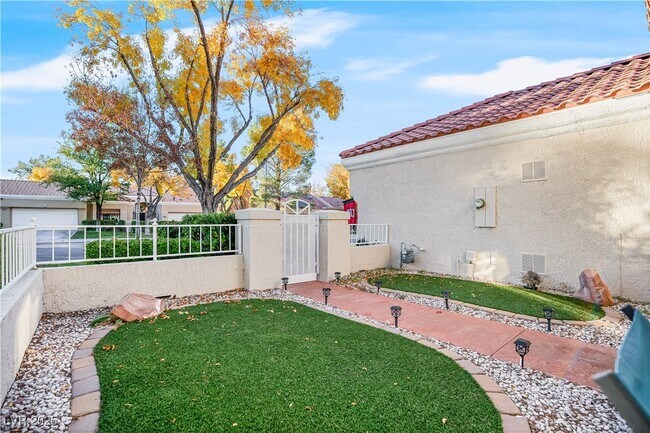 Building Photo - 2800 Linkview Dr