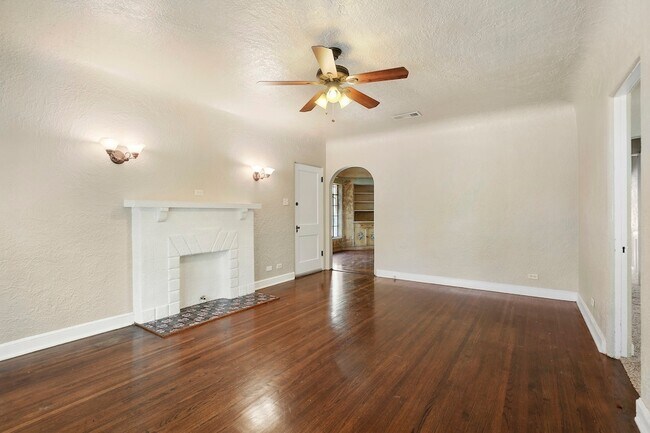 Building Photo - 6025 Lewis St