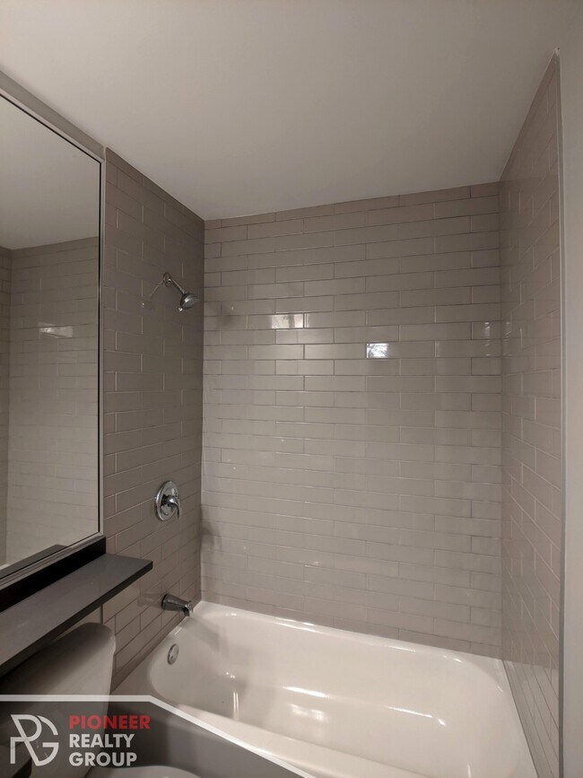 Building Photo - 530 W Surf St