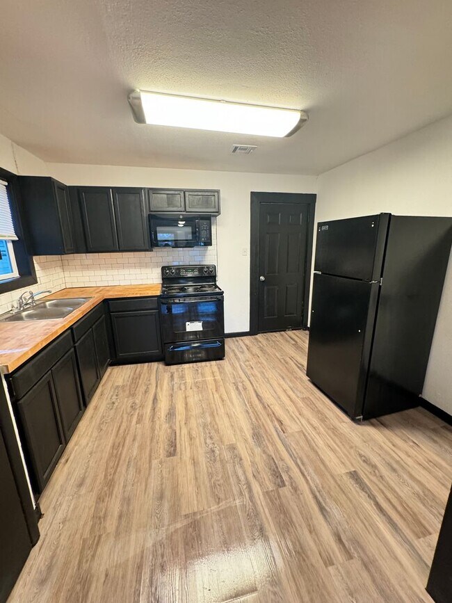 Building Photo - 2 Bedroom 1 Bath Remodeled Farmhouse for Rent