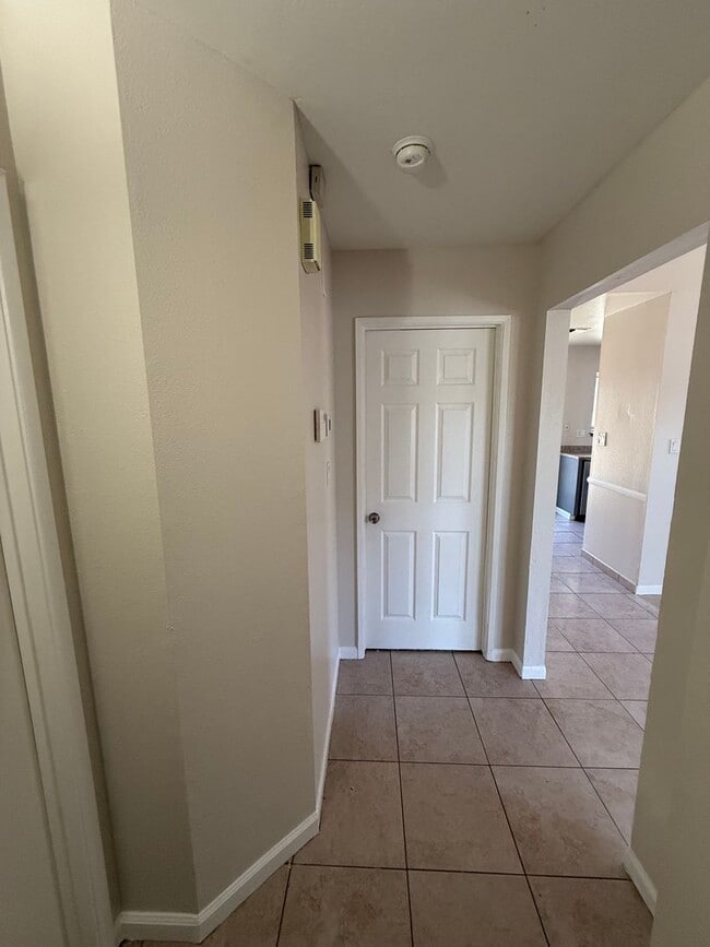 Building Photo - Spacious 2-Bedroom, 1-Bathroom Home in Sou...