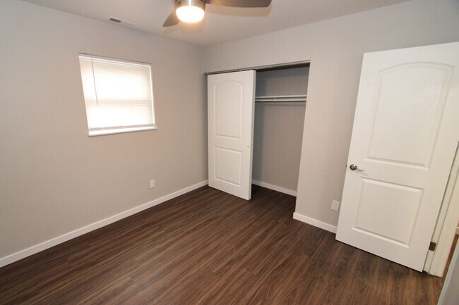 Building Photo - 4 bedroom 1 bathroom SF House