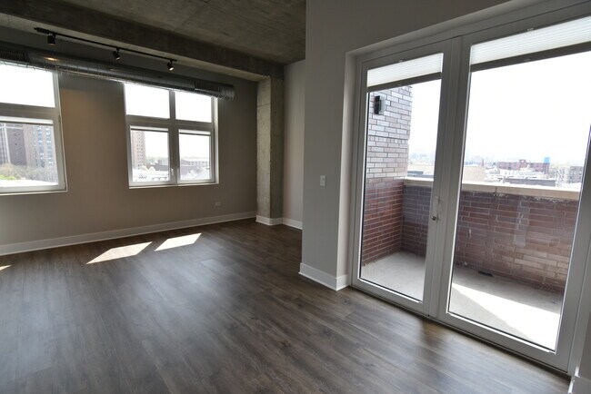 Building Photo - 3833 N Broadway