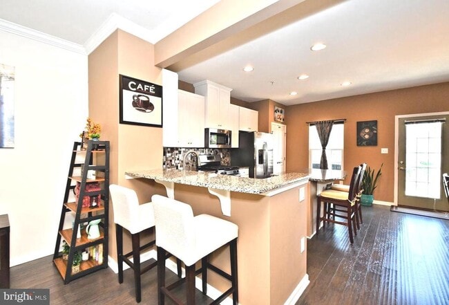 Building Photo - 353 E Hancock St