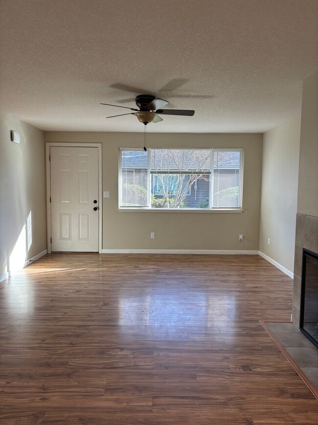 Building Photo - Located in a Desirable Area in Wilsonville 2 Bedroom Unit in a 4 Plex