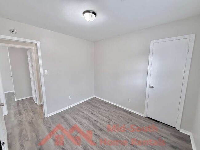 Building Photo - 1880 Willow Wood Ave