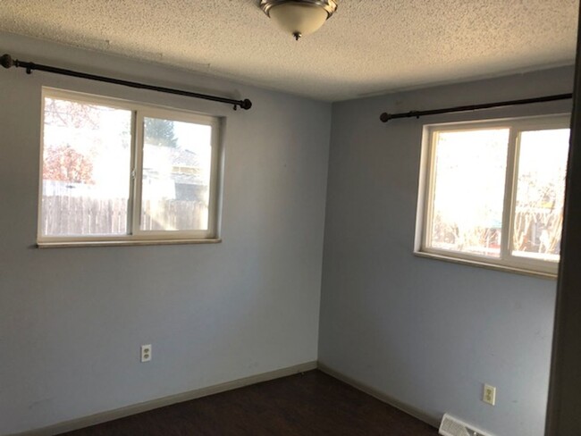 Building Photo - Duplex 1 bed, 1 bath with garage