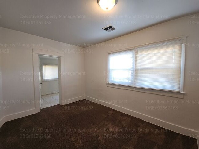 Building Photo - Move in ready. 3 bedrooms/ 1.5 bath, yard,...