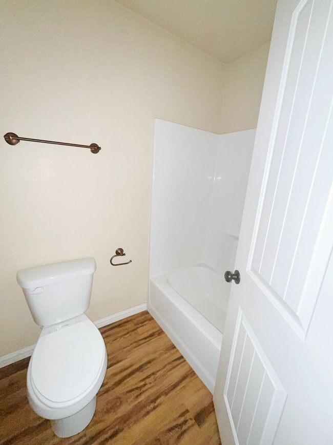 Building Photo - Beautiful 3/2duplex near Silo Schools