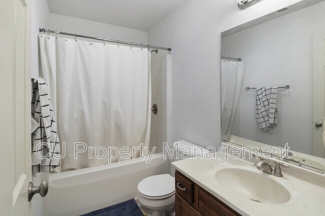 Building Photo - 3921 Trailway Dr