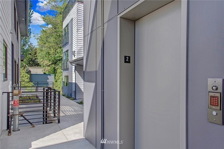 Garage elevtor - 2210 12th Ave W