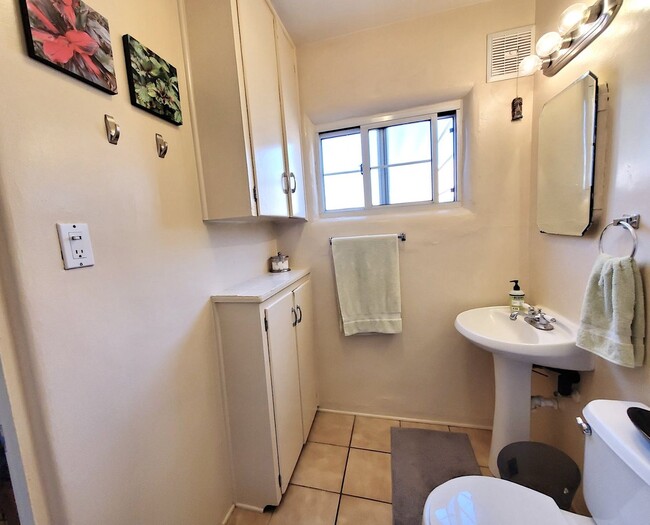 Building Photo - Super Cute, Fully Furnished! All Utilities Included (with WiFi)