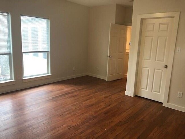 Building Photo - 3 X 2 Townhome Near UT Avail August 2025!