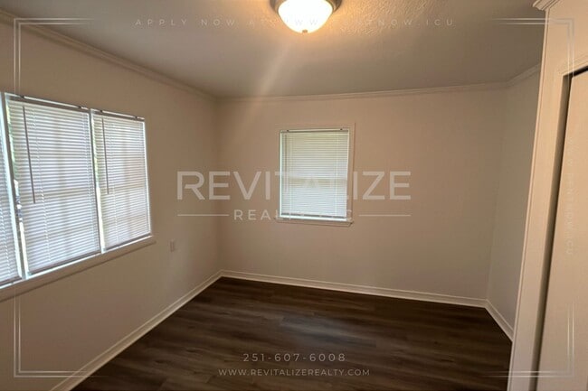 Building Photo - Newly Renovated 3 Bedroom/1 Bathroom Home ...