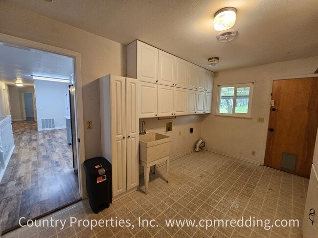 Building Photo - Renovated Gated House on an Acre with Detached Shop in Cottonwood!