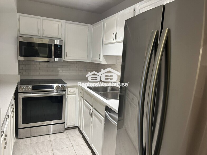 Building Photo - 1303 Gables Dr