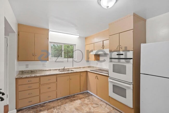 Building Photo - 1883 Robin Ln