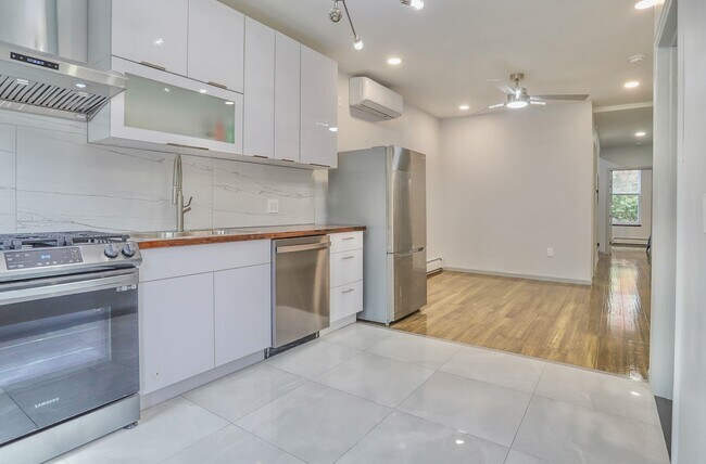 Building Photo - 232 1st St
